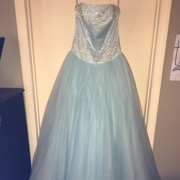 Prom dress - Picture 2 of 3